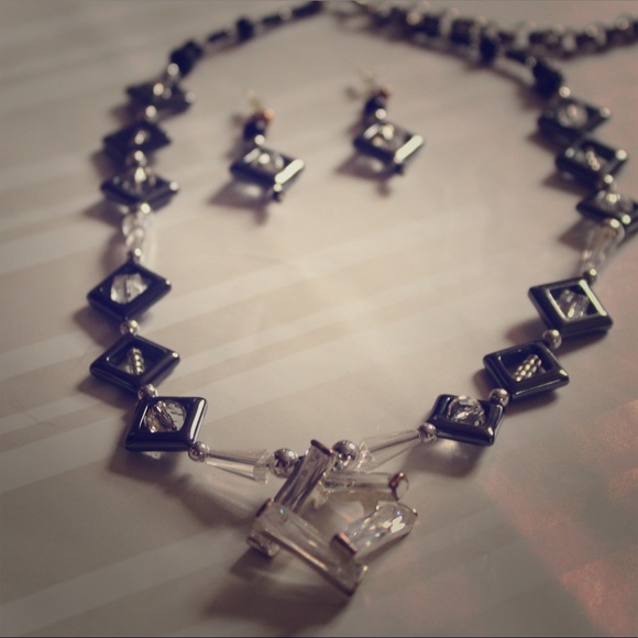 Glass bead necklace and earring set. - Picture 1 of 3